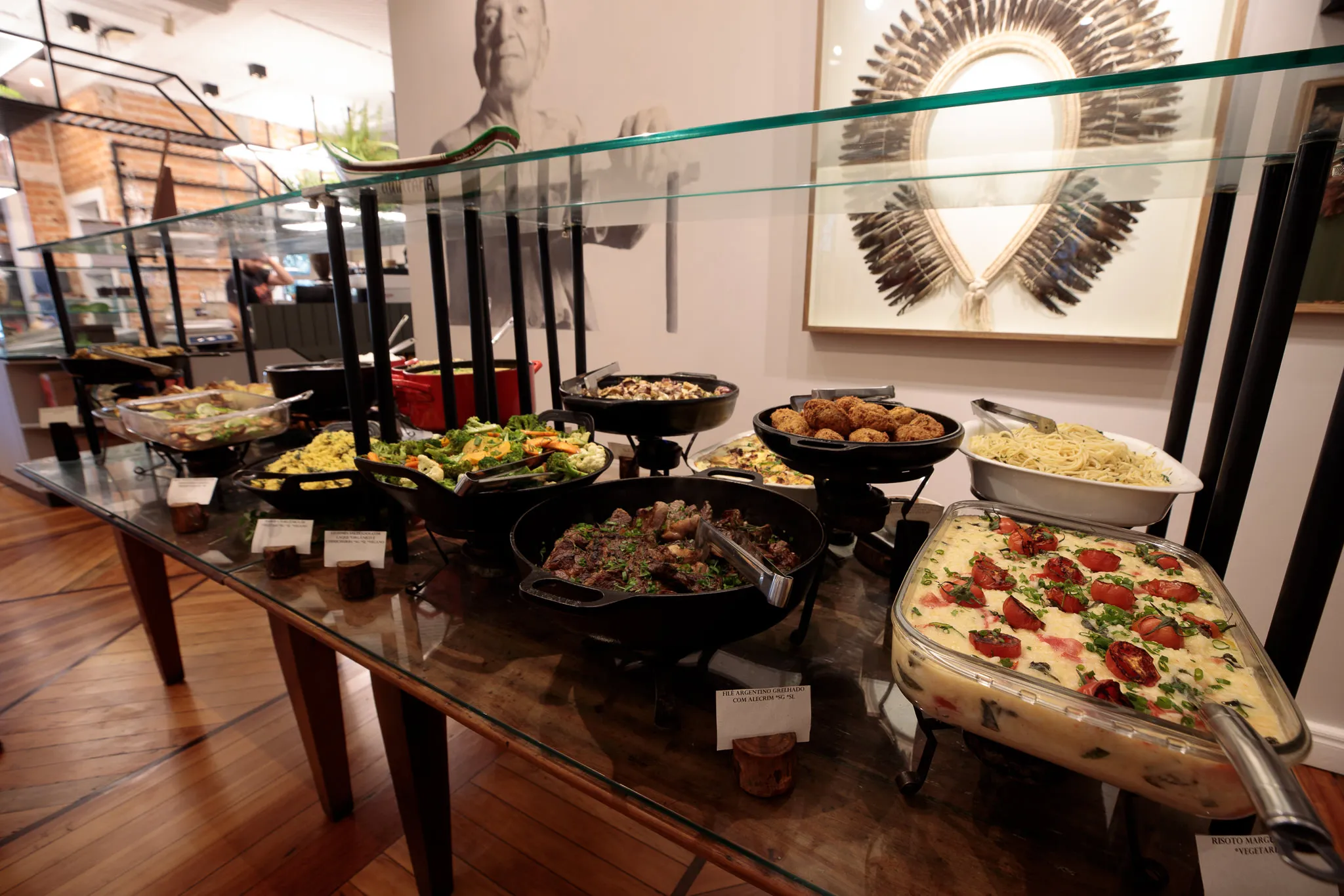 Mesa gastronômica com travessas e bancada de madeira