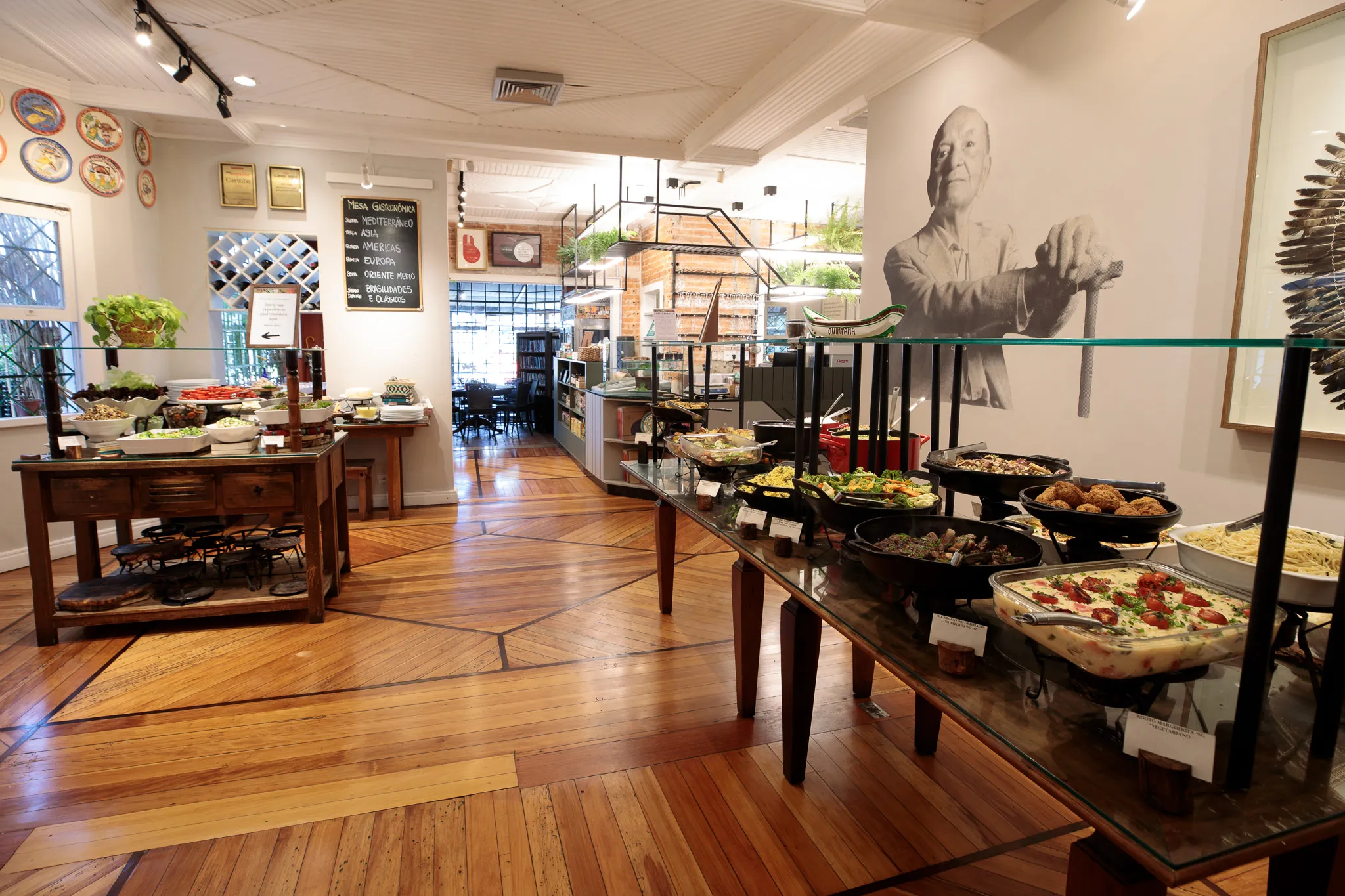 Salão do Quintana com a mesa gastronômica montada