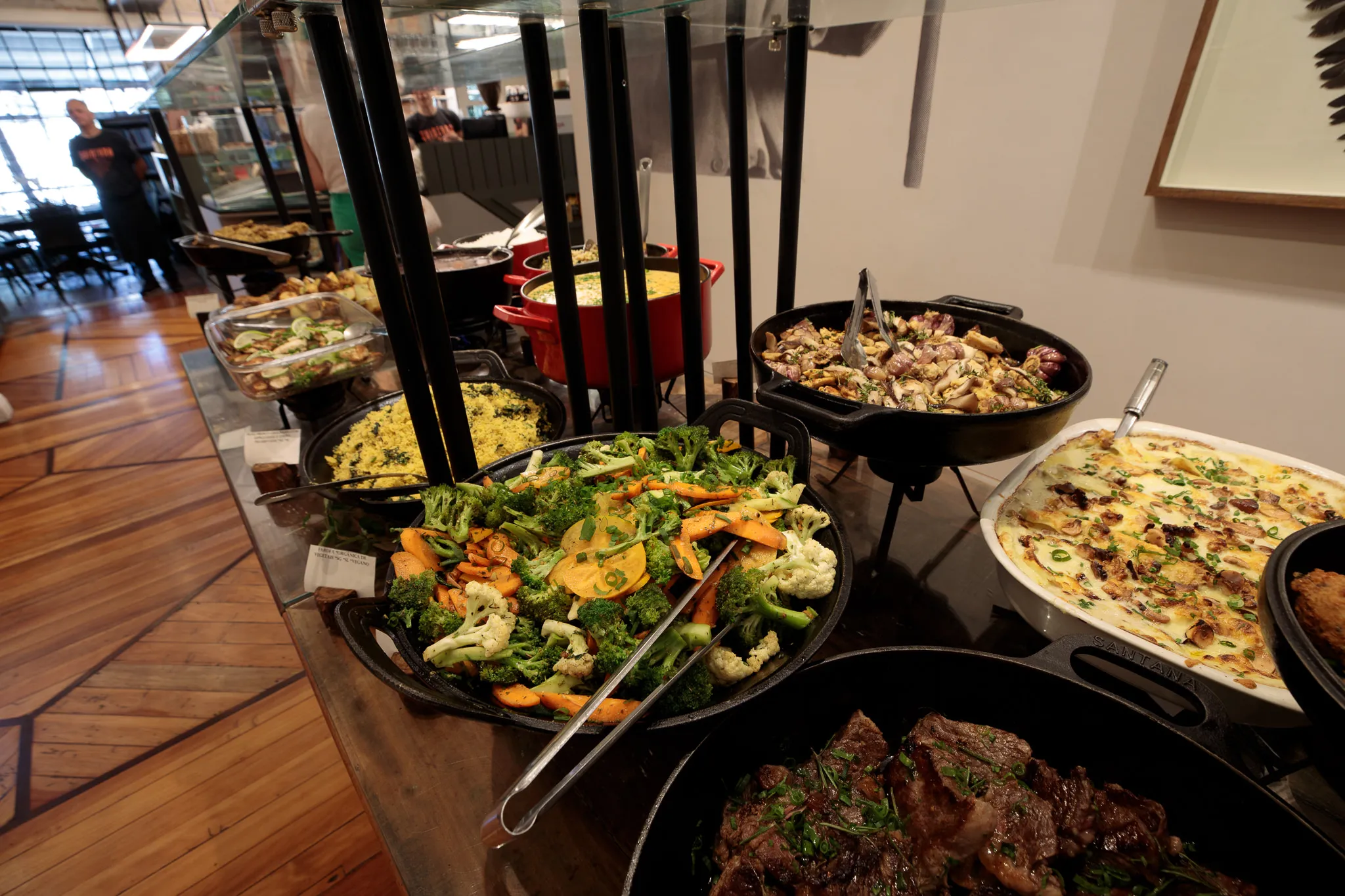 Pratos quentes e saladas na mesa gastronômica