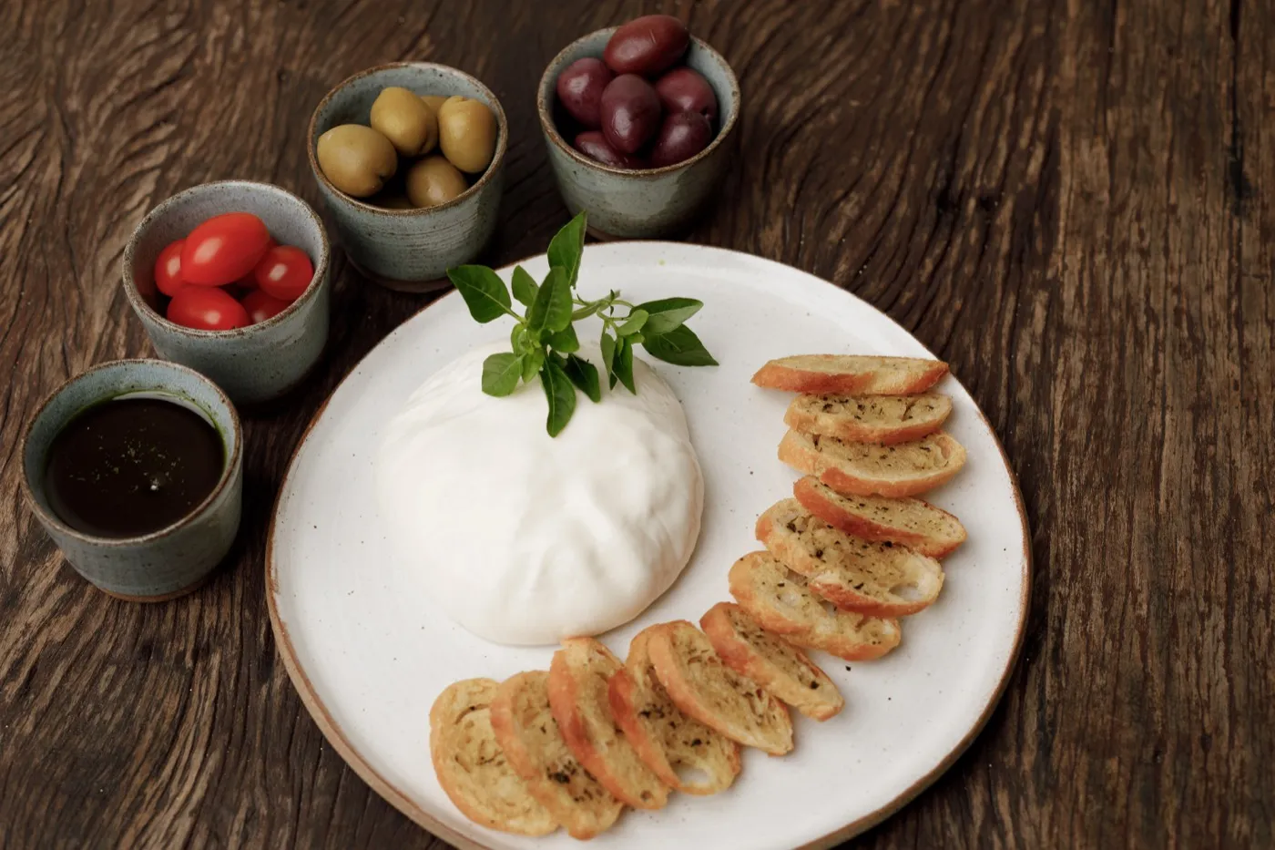 Burrata do cardápio de encomendas do Quintana Gastronomia para a Ceia de Natal 2025 em Curitiba.
