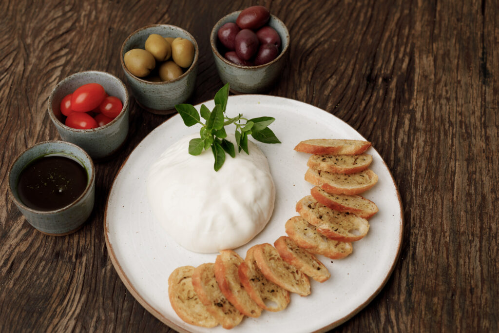 Burrata do cardápio de encomendas do Quintana Gastronomia para a Ceia de Natal 2025 em Curitiba.