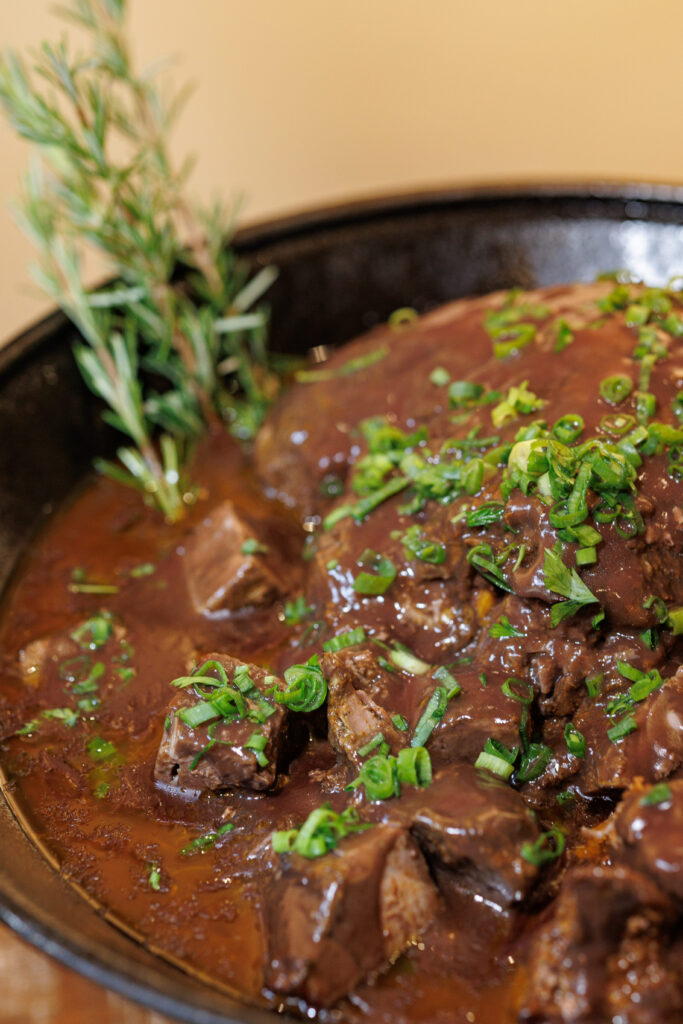 Pernil de cordeiro do cardápio de encomendas do Quintana Gastronomia para a Ceia de Natal 2025 em Curitiba.