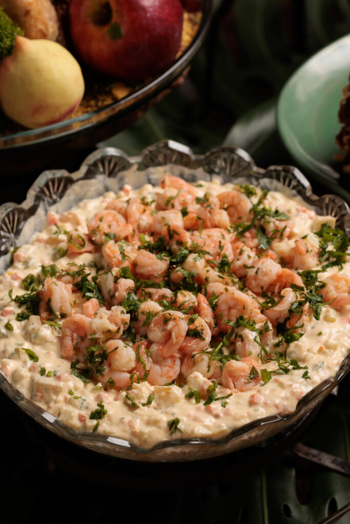 Salada cremosa de camarão do cardápio de encomendas do Quintana Gastronomia para a Ceia de Natal 2025 em Curitiba.