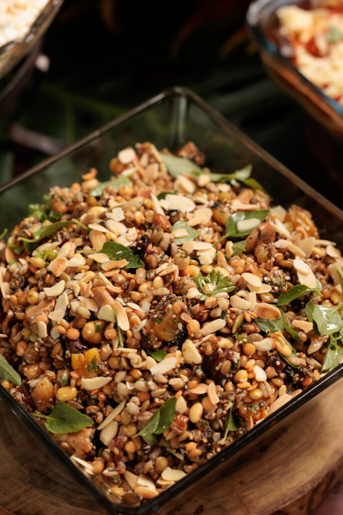 Salada de grãos do cardápio de encomendas do Quintana Gastronomia para a Ceia de Natal 2025 em Curitiba.