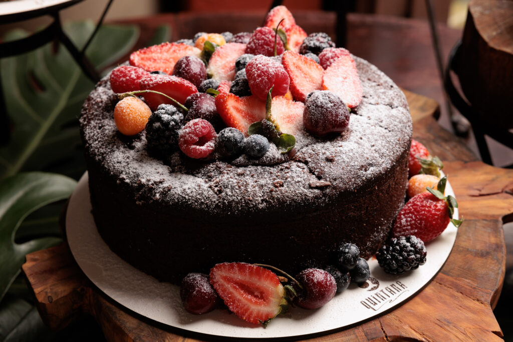 Torta vegana de chocolate com morangos do cardápio de encomendas do Quintana Gastronomia para a Ceia de Natal 2025 em Curitiba.